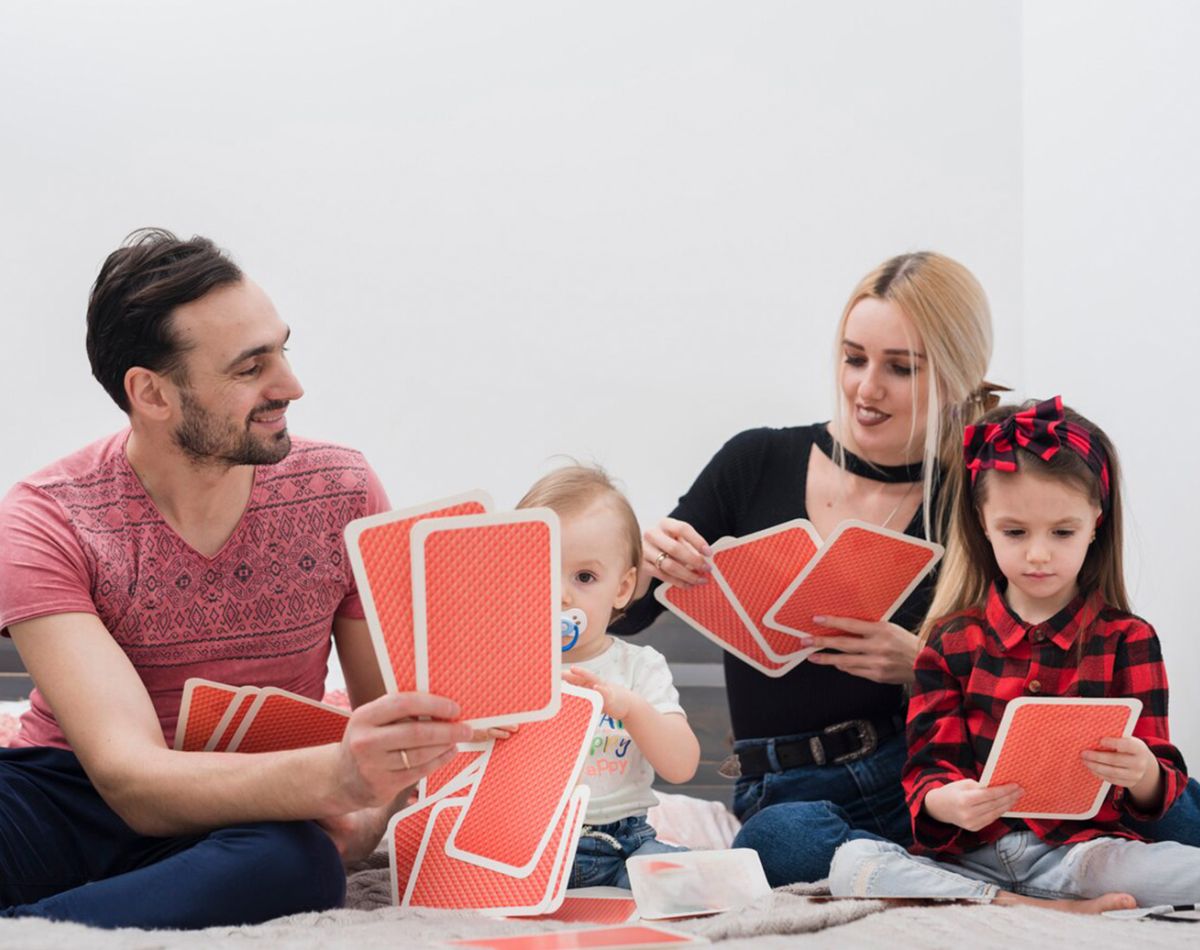 familia jugando con cartas