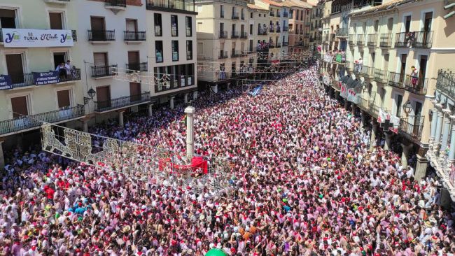 personas bailando en fiesta 