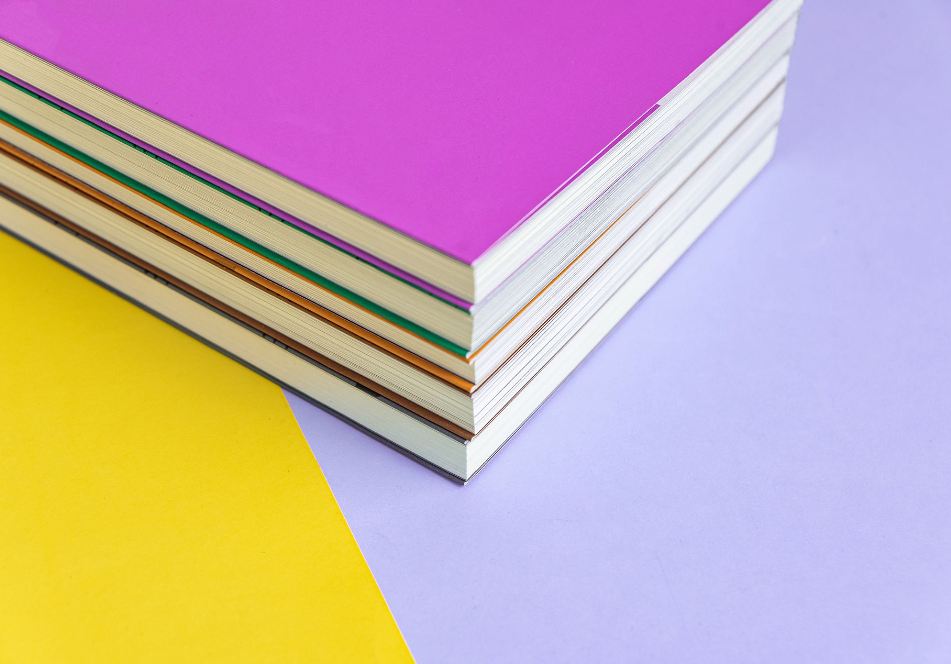 encuadernación libro de colores