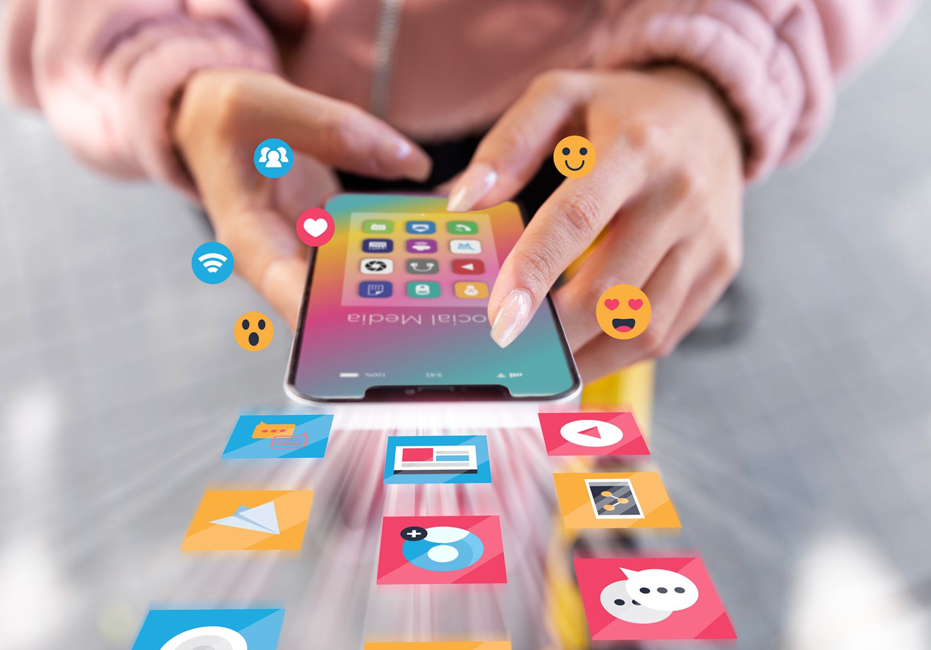 chica con teléfono en la mano abierto rrss